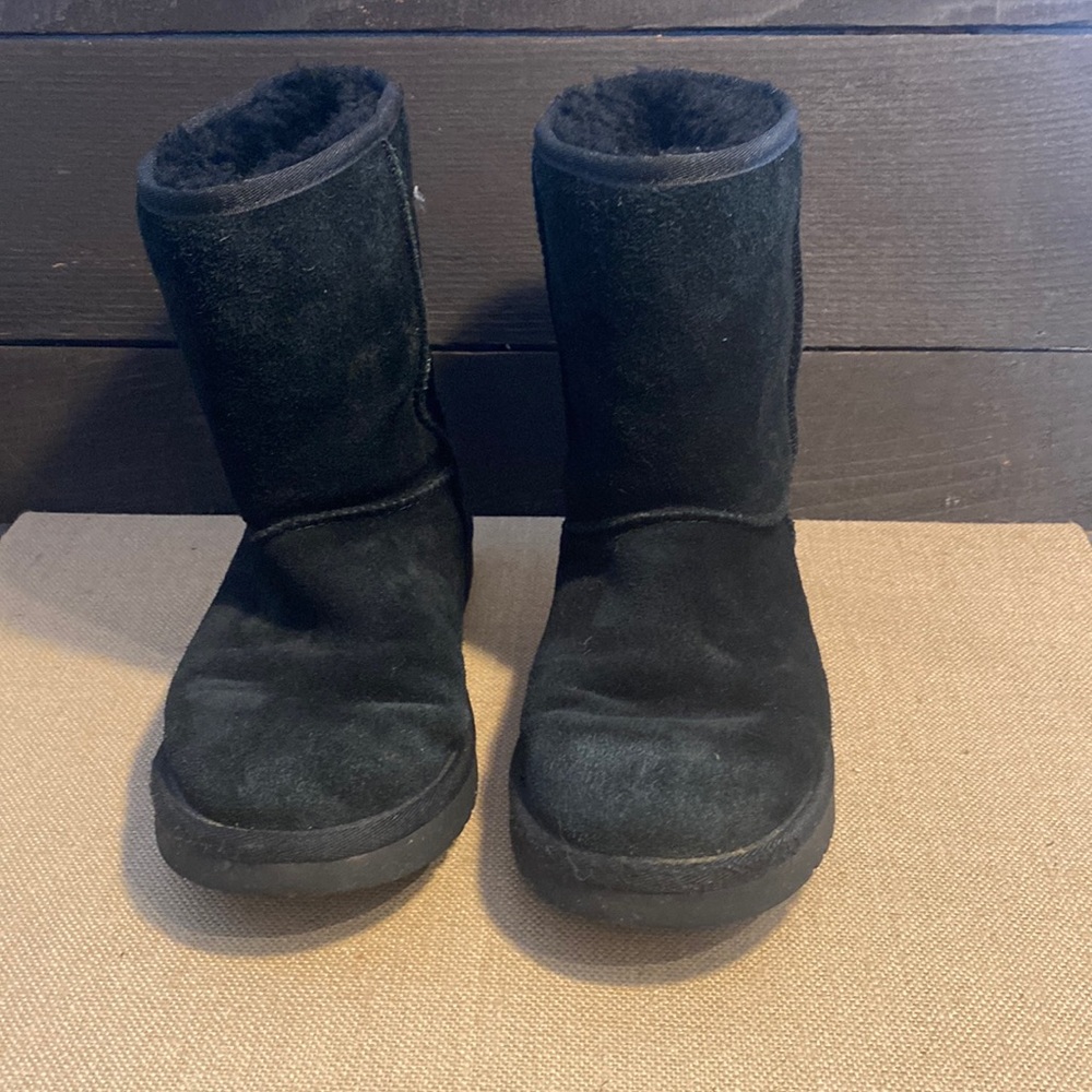 Selling a size 7 USA Koolaburra by Uggs Short  , In good shape